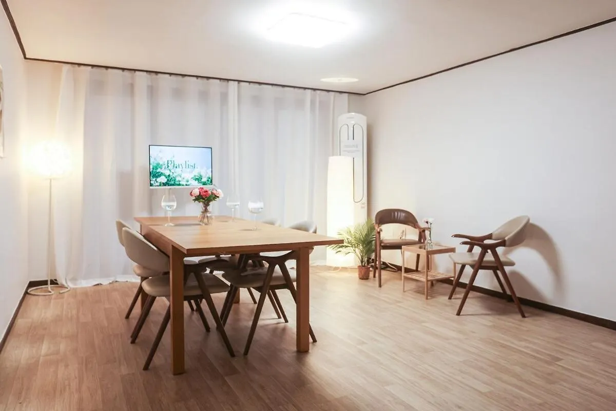 Conveniently Located, Spacious, 3 Rooms, 6 Beds Seoul 0*,