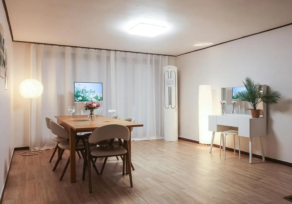 Conveniently Located, Spacious, 3 Rooms, 6 Beds Seoul Sydkorea