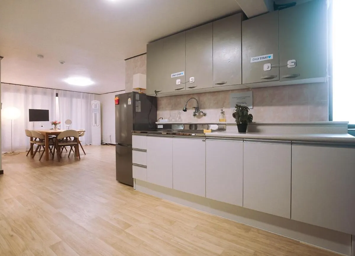 Conveniently Located, Spacious, 3 Rooms, 6 Beds Seoul 0*,