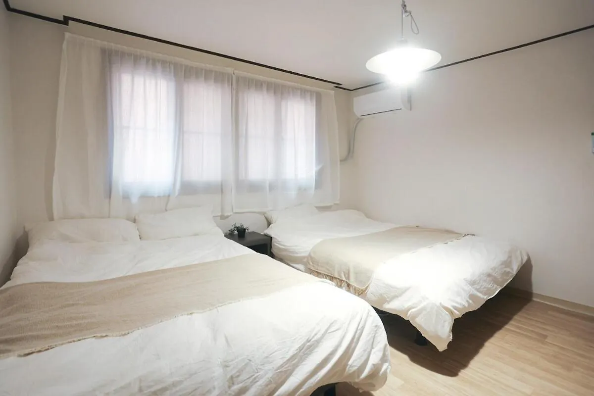 Conveniently Located, Spacious, 3 Rooms, 6 Beds Seoul 0*,  Sydkorea