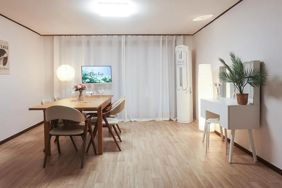 Conveniently Located, Spacious, 3 Rooms, 6 Beds Seoul 0*,  Sydkorea