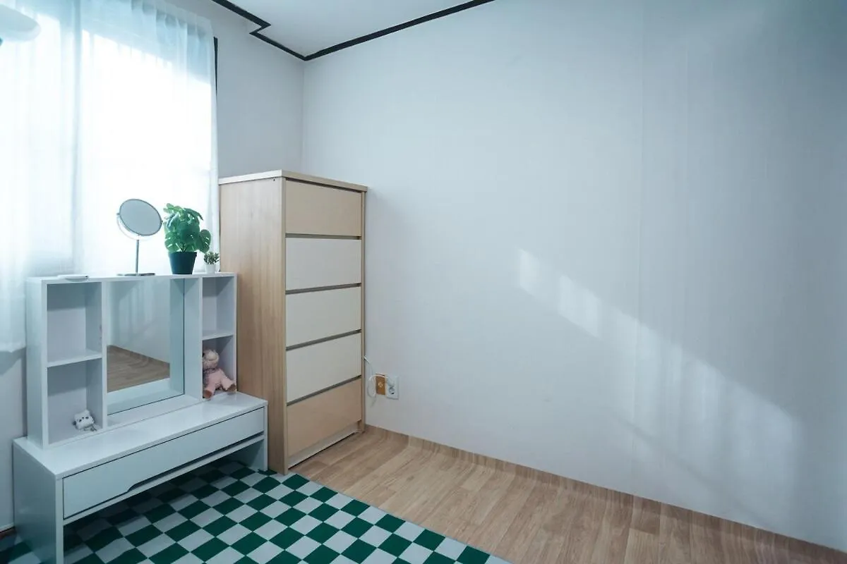 Conveniently Located, Spacious, 3 Rooms, 6 Beds Seoul Lejlighed